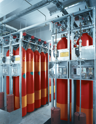 Extinguishing agent storage in high-pressure steel cylinders or low-pressure containers