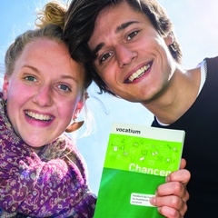 Jugendliche mit Messeguide
