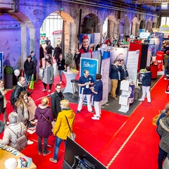Stände und Besucher auf Jobmesse
