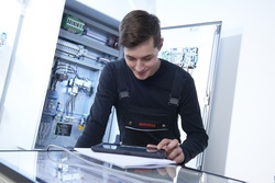 Minimax monteur during maintenance